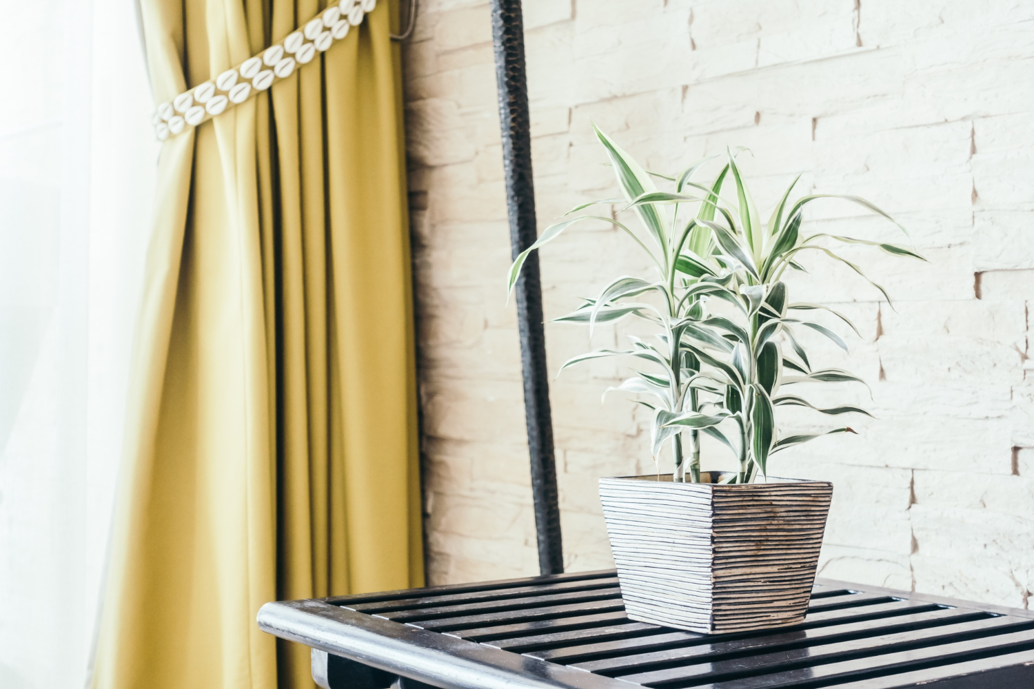 Jak dobrać zasłony do salonu?