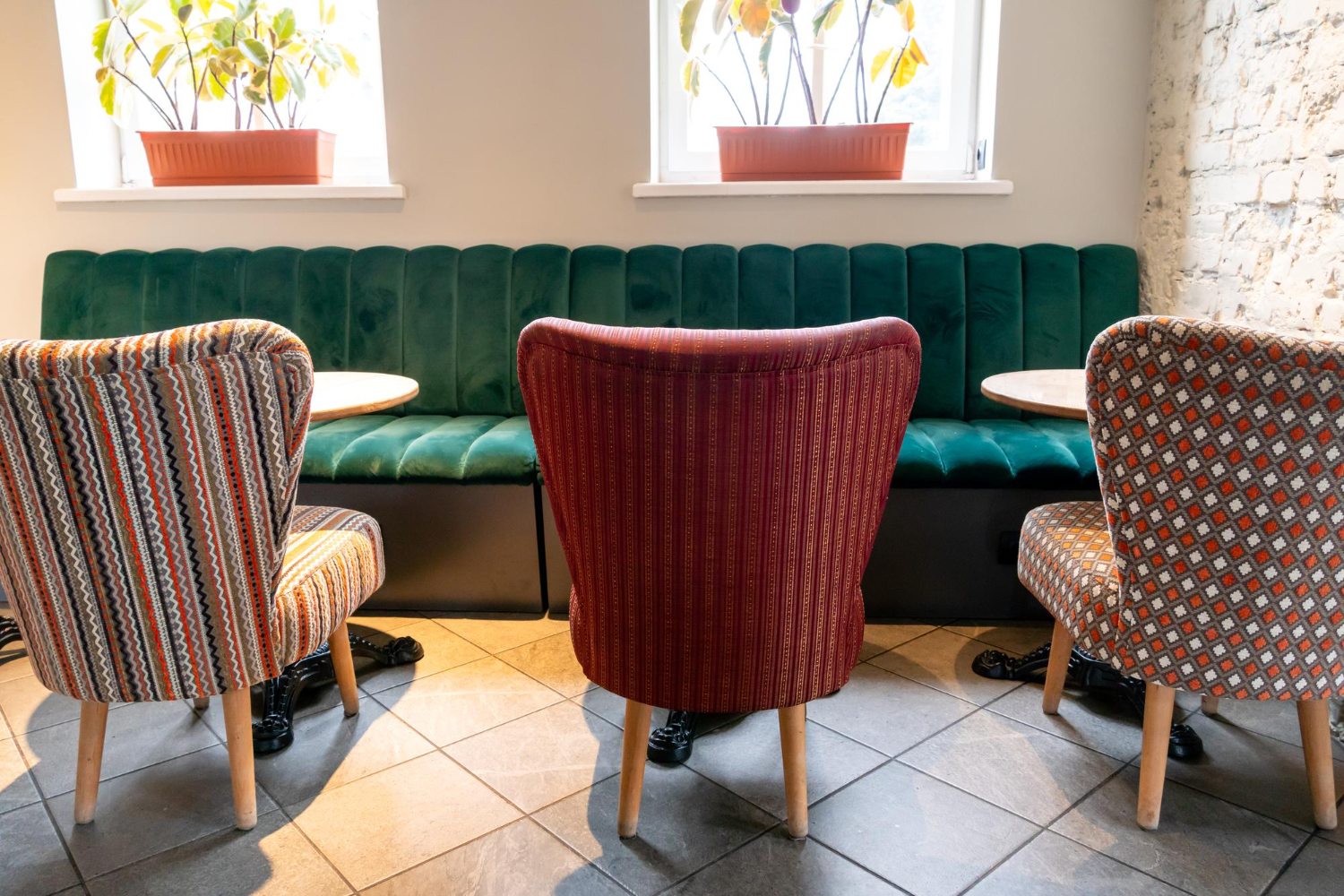 Czy krzesła muszą być w kolorze kanapy?